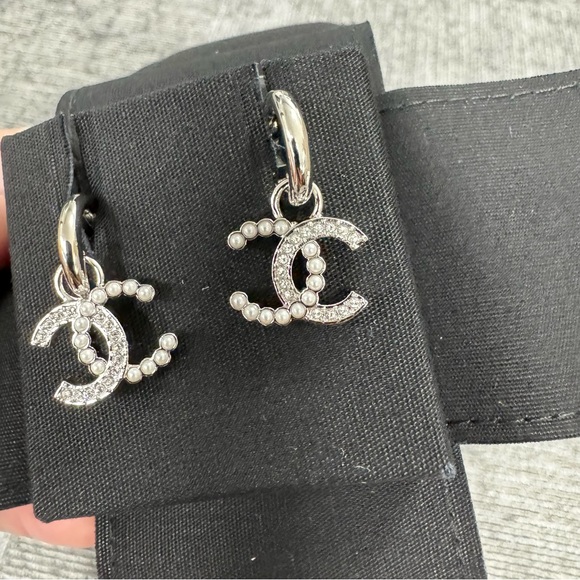 CHANEL CC LOGO EARRINGS PEARL AND CRYSTAL - Picture 4 of 10